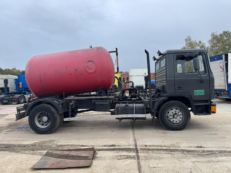 MAN 18.232 (8000 L / 6 CYLINDER WITH MANUAL PUMP / STEEL SUSPENSION) - Vakuum lastebil: bilde 4 MAN 18.232 (8000 L / 6 CYLINDER WITH MANUAL PUMP / STEEL SUSPENSION) - Vakuum lastebil: bilde 4