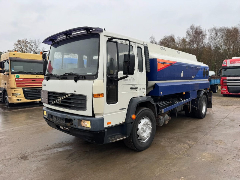 Volvo FL 6 - 220 (11000 L / 2 COMPARTMENTS / 18 TON / MANUAL GEARBOX / PERFECT) - Tankbil: bilde 1 Volvo FL 6 - 220 (11000 L / 2 COMPARTMENTS / 18 TON / MANUAL GEARBOX / PERFECT) - Tankbil: bilde 1