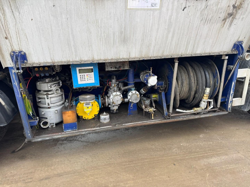 Volvo FL 6 - 220 (11000 L / 2 COMPARTMENTS / 18 TON / MANUAL GEARBOX / PERFECT) - Tankbil: bilde 5 Volvo FL 6 - 220 (11000 L / 2 COMPARTMENTS / 18 TON / MANUAL GEARBOX / PERFECT) - Tankbil: bilde 5