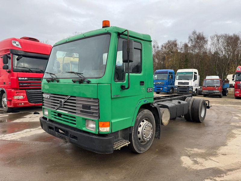Volvo FL 7 - 230 (MANUAL PUMP & MANUAL GEARBOX / POMPE MANUELLE & BOITE MANUELLE / EURO 2) - Chassis lastebil: bilde 1 Volvo FL 7 - 230 (MANUAL PUMP & MANUAL GEARBOX / POMPE MANUELLE & BOITE MANUELLE / EURO 2) - Chassis lastebil: bilde 1