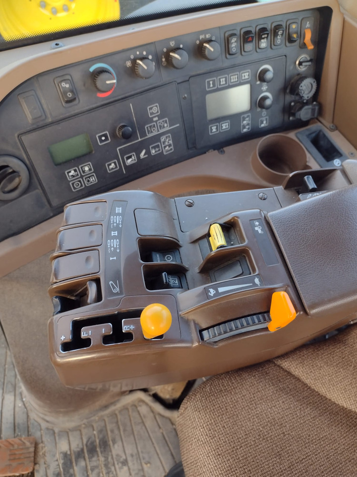 JOHN DEERE 8230 - Traktor: bilde 4 JOHN DEERE 8230 - Traktor: bilde 4