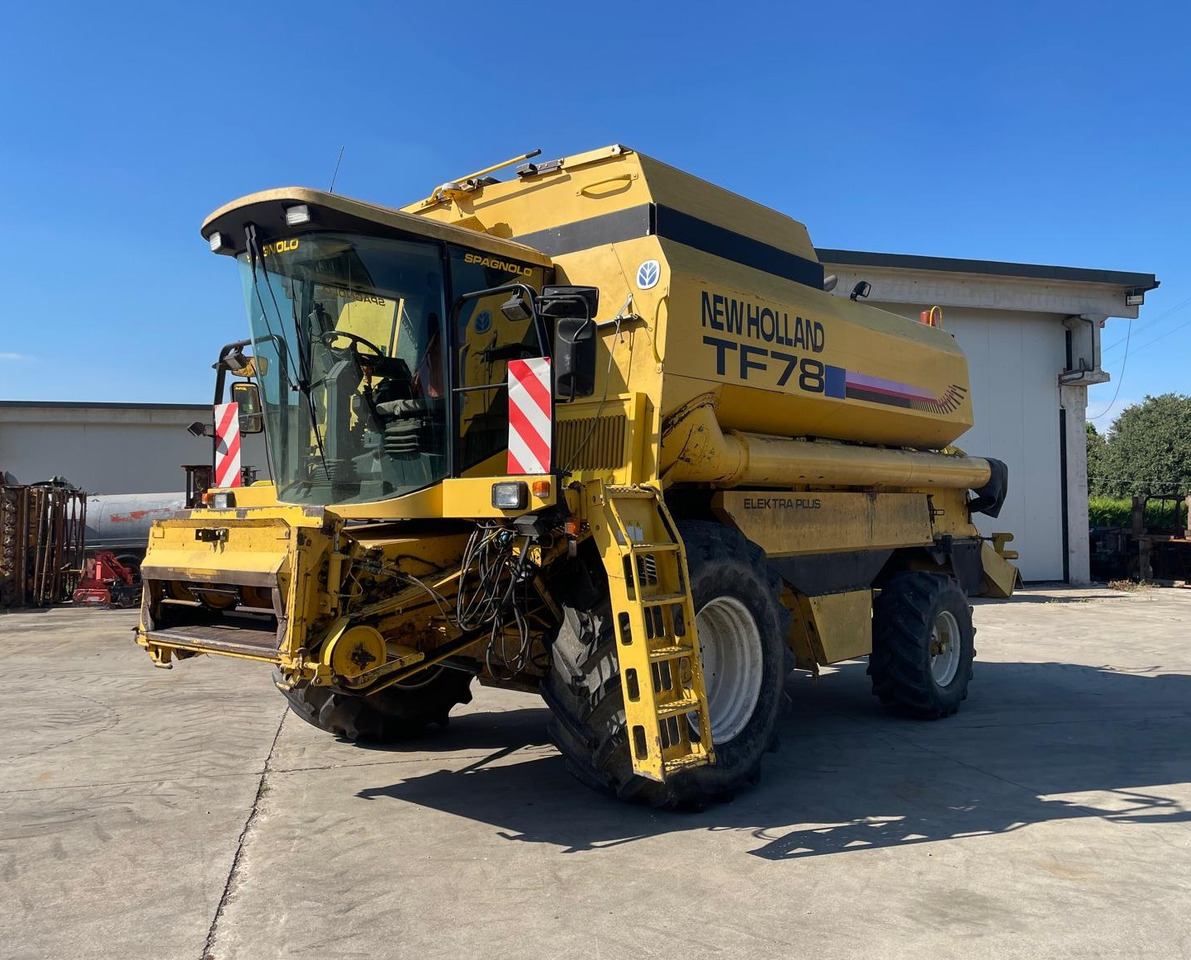 NEW HOLLAND MIETITREBBIA TF 78 - Skurtresker: bilde 1 NEW HOLLAND MIETITREBBIA TF 78 - Skurtresker: bilde 1