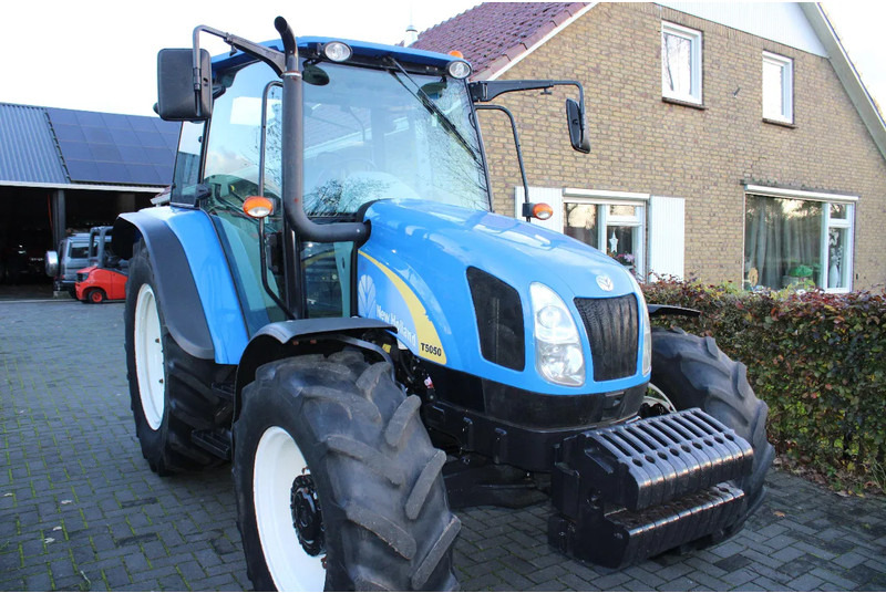 New Holland T5050 - Traktor: bilde 1 New Holland T5050 - Traktor: bilde 1