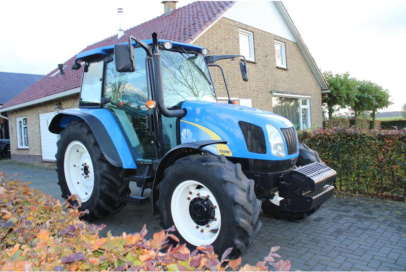 New Holland T5050 - Traktor: bilde 2 New Holland T5050 - Traktor: bilde 2