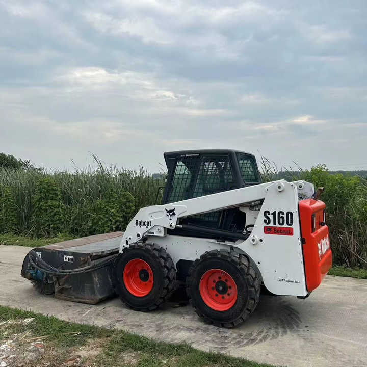 USED BOBCAT S160 Skid-steer Loader Bobcat S160 Carry Sweeper with Very Good Performance Is for Sale at a Low Price. - Kompaktlaster: bilde 1 USED BOBCAT S160 Skid-steer Loader Bobcat S160 Carry Sweeper with Very Good Performance Is for Sale at a Low Price. - Kompaktlaster: bilde 1