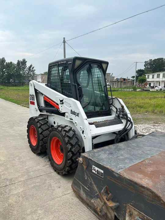 USED BOBCAT S160 Skid-steer Loader Bobcat S160 Carry Sweeper with Very Good Performance Is for Sale at a Low Price. - Kompaktlaster: bilde 2 USED BOBCAT S160 Skid-steer Loader Bobcat S160 Carry Sweeper with Very Good Performance Is for Sale at a Low Price. - Kompaktlaster: bilde 2