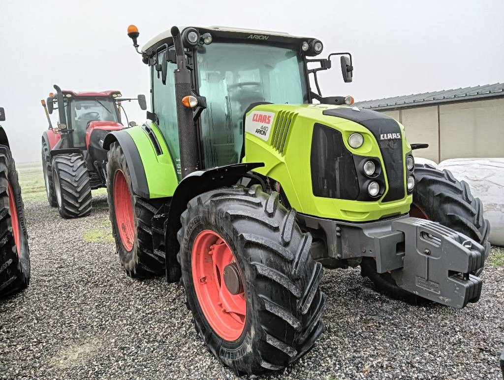 Claas Arion 440 - Traktor: bilde 1 Claas Arion 440 - Traktor: bilde 1