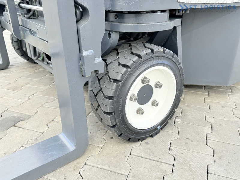 Combilift C3000CB / GAS / TRIPLEX 4900MM / FREE LIFT / FORK POSITIONER / SIDE SHIFT / EXCELLENT CONDITION / Wide range of four-way and sid - 4-veis truck: bilde 4 Combilift C3000CB / GAS / TRIPLEX 4900MM / FREE LIFT / FORK POSITIONER / SIDE SHIFT / EXCELLENT CONDITION / Wide range of four-way and sid - 4-veis truck: bilde 4