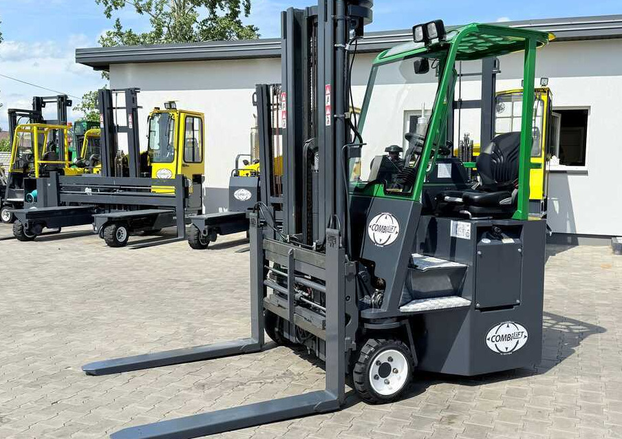 Combilift CB2500 / DIESEL / EXTENDABLE FORKS / TRIPLEX / 5500MM / FREE LIFT / SIDE SHIFT / FORK POSITIONER / LIKE NEW - 4-veis truck: bilde 2 Combilift CB2500 / DIESEL / EXTENDABLE FORKS / TRIPLEX / 5500MM / FREE LIFT / SIDE SHIFT / FORK POSITIONER / LIKE NEW - 4-veis truck: bilde 2