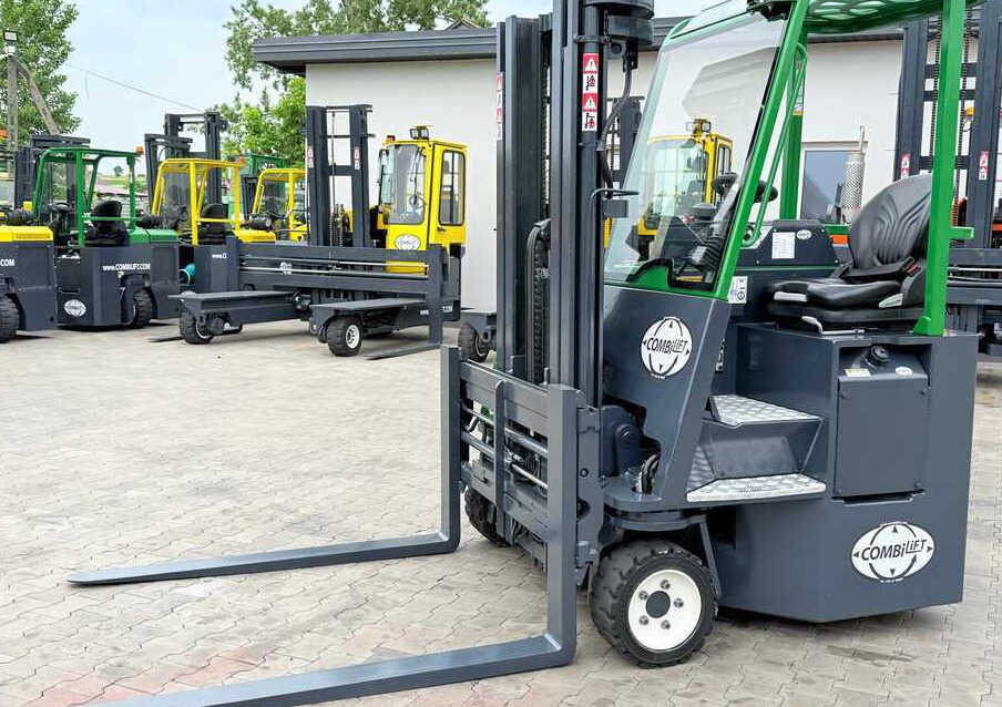 Combilift CB3000 / DIESEL / TRIPLEX 4900MM / FREE LIFT / SIDESHIFT / FORK POSITIONER / 1500MM FORKS / LIKE NEW - 4-veis truck: bilde 1 Combilift CB3000 / DIESEL / TRIPLEX 4900MM / FREE LIFT / SIDESHIFT / FORK POSITIONER / 1500MM FORKS / LIKE NEW - 4-veis truck: bilde 1