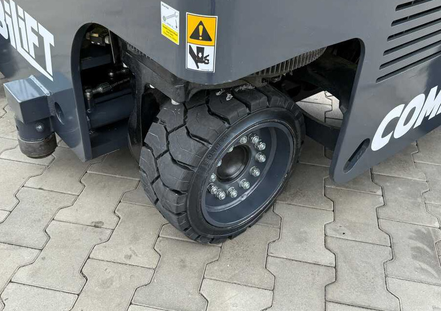 Combilift MR / ELECTRIC / TRIPLEX – 6000MM / FULL FREE LIFT / WIDE POSITIONER / FORK SIDESHIFT / ONLY 1400 HOURS / LIKE NEW - 4-veis truck: bilde 5 Combilift MR / ELECTRIC / TRIPLEX – 6000MM / FULL FREE LIFT / WIDE POSITIONER / FORK SIDESHIFT / ONLY 1400 HOURS / LIKE NEW - 4-veis truck: bilde 5