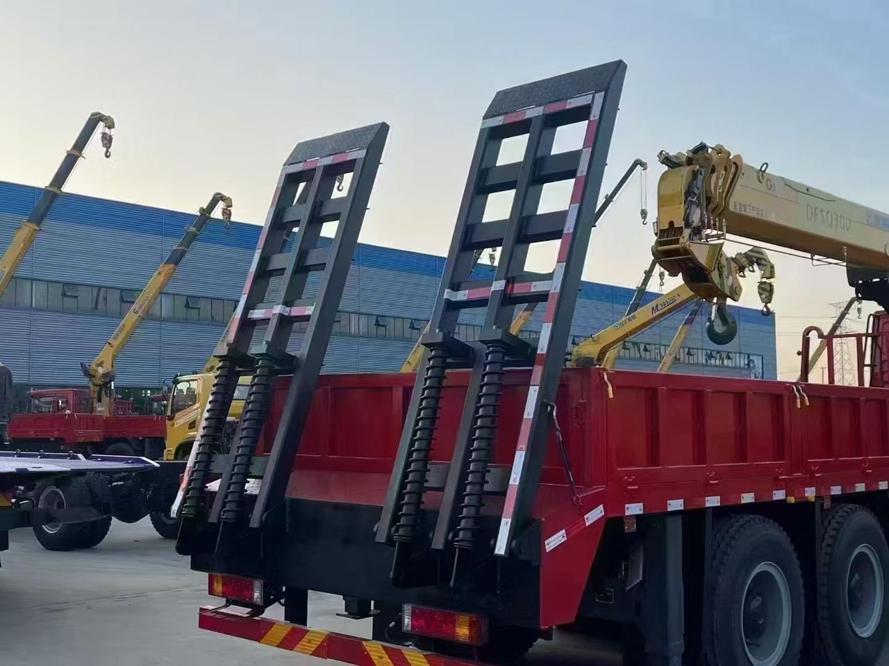 Delong Delong  M3000,XCMG  DFSQ 300 - Kranbil: bilde 1 Delong Delong  M3000,XCMG  DFSQ 300 - Kranbil: bilde 1