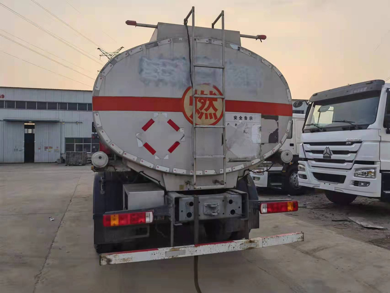 HOWO 20 cubic meters - Tankbil: bilde 4 HOWO 20 cubic meters - Tankbil: bilde 4