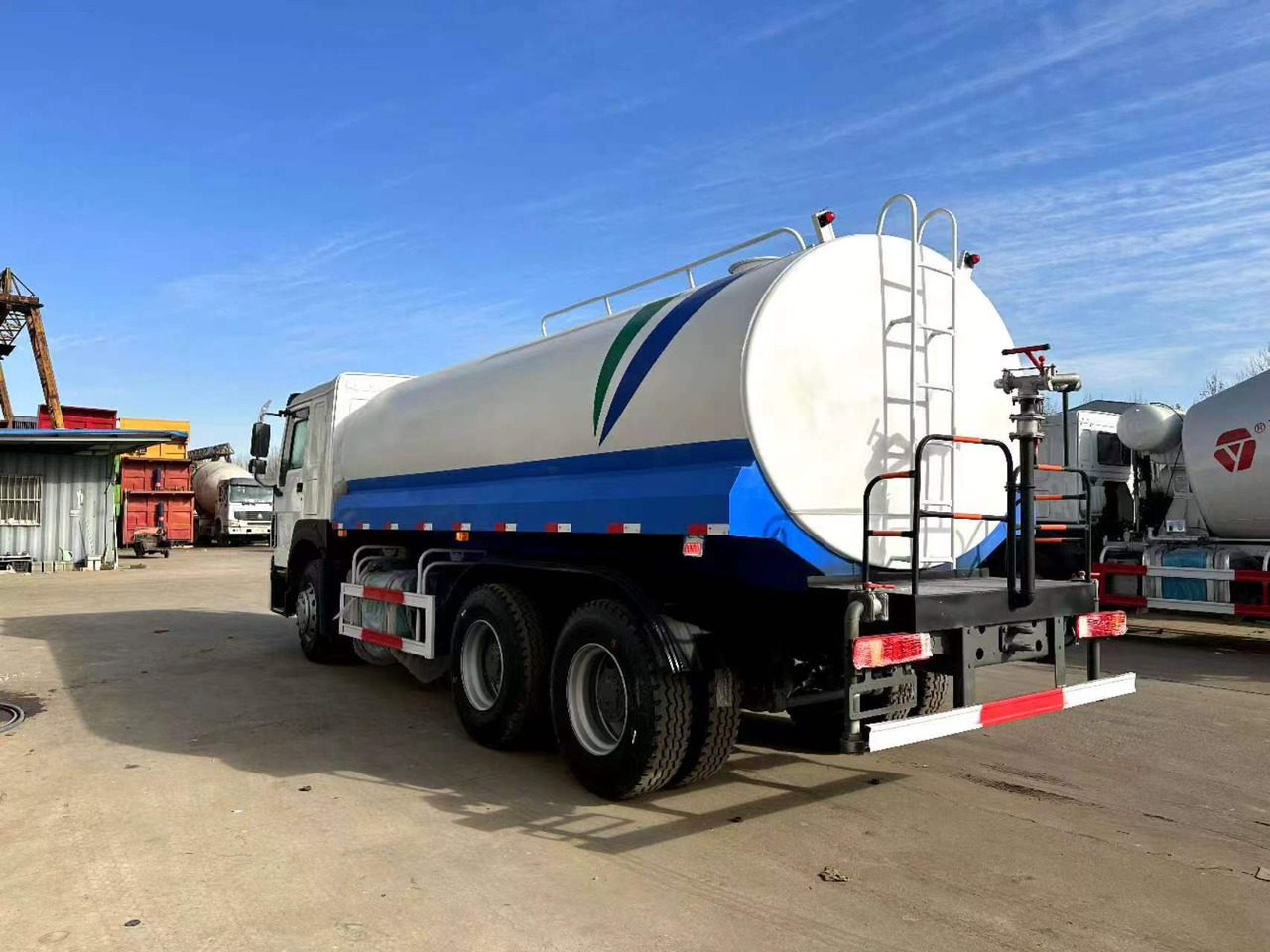 SINOTRUK 20  cubic  meters  tanker - Tankbil: bilde 3 SINOTRUK 20  cubic  meters  tanker - Tankbil: bilde 3