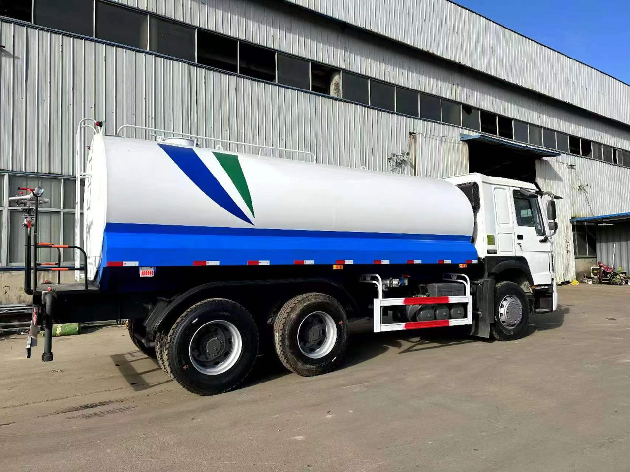 SINOTRUK 20  cubic  meters  tanker - Tankbil: bilde 5 SINOTRUK 20  cubic  meters  tanker - Tankbil: bilde 5