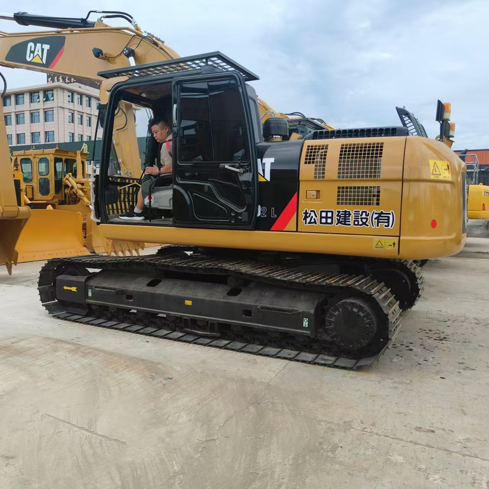 Used high quality excavator CAT 323D2L Made in Japan - Beltegraver: bilde 1 Used high quality excavator CAT 323D2L Made in Japan - Beltegraver: bilde 1