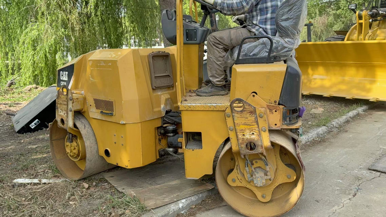 CATERPILLAR CB24B - Vegvals: bilde 1 CATERPILLAR CB24B - Vegvals: bilde 1