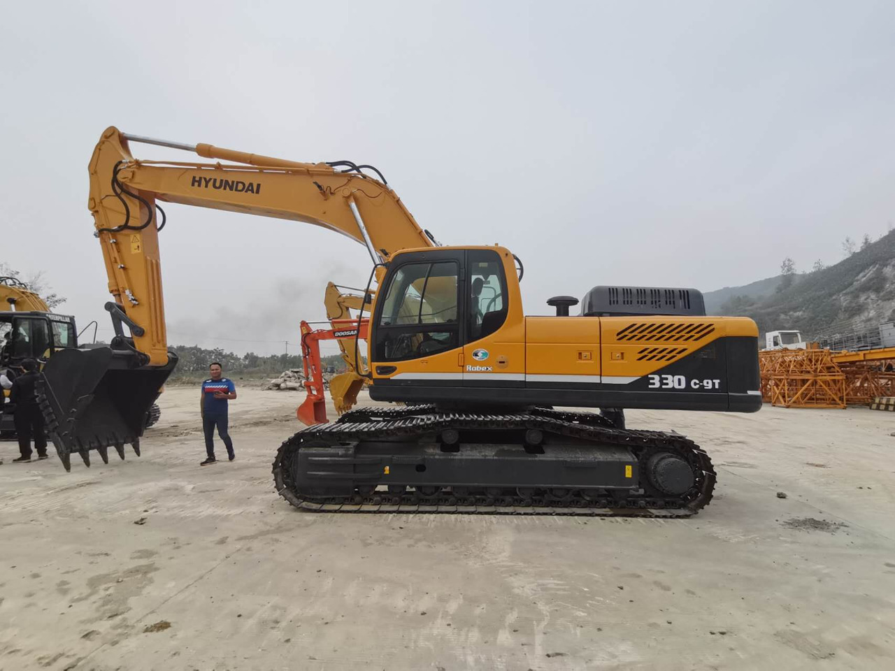 HYUNDAI R330LC-9T - Beltegraver: bilde 2 HYUNDAI R330LC-9T - Beltegraver: bilde 2