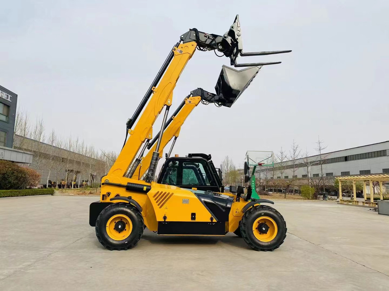 KOMATSU Longer boom - Dieseltruck: bilde 2 KOMATSU Longer boom - Dieseltruck: bilde 2