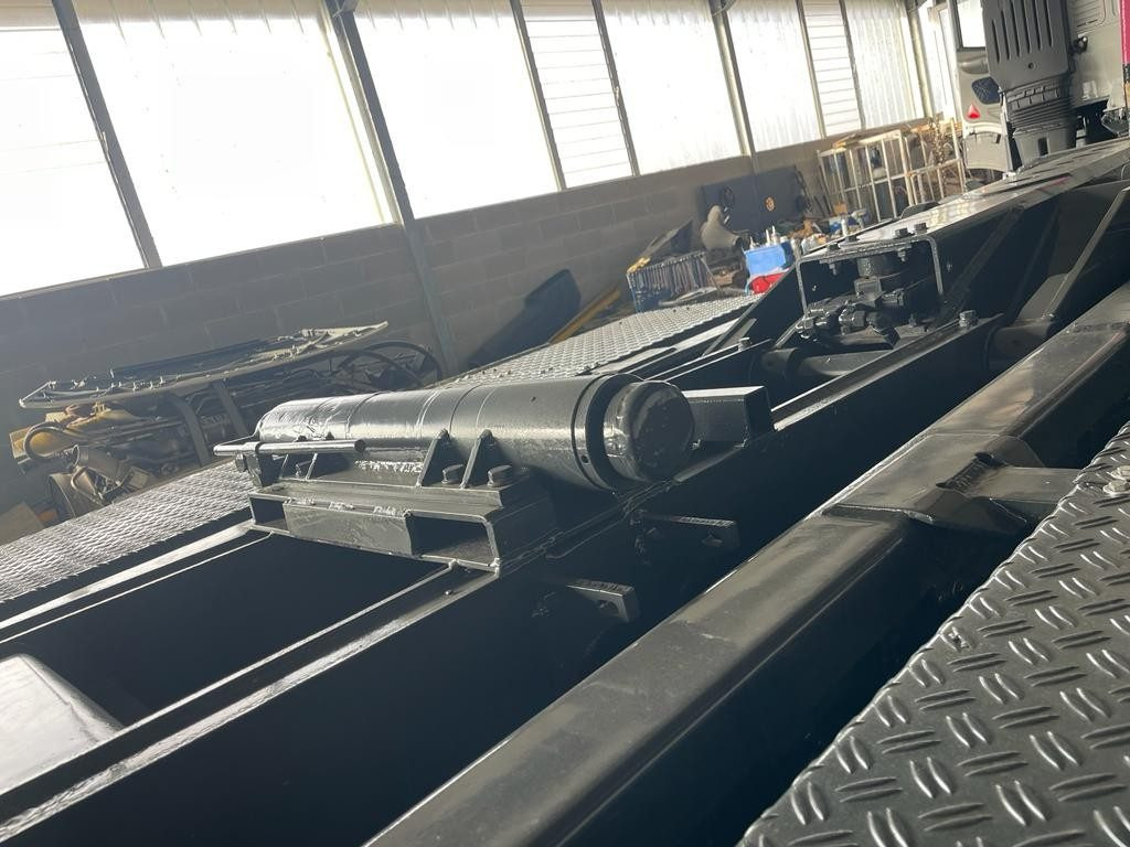 BLOCCAGGIO POSTERIORE INTERNO CON 2 PISTONI - Karosseri og eksteriør for Lastebil: bilde 1 BLOCCAGGIO POSTERIORE INTERNO CON 2 PISTONI - Karosseri og eksteriør for Lastebil: bilde 1