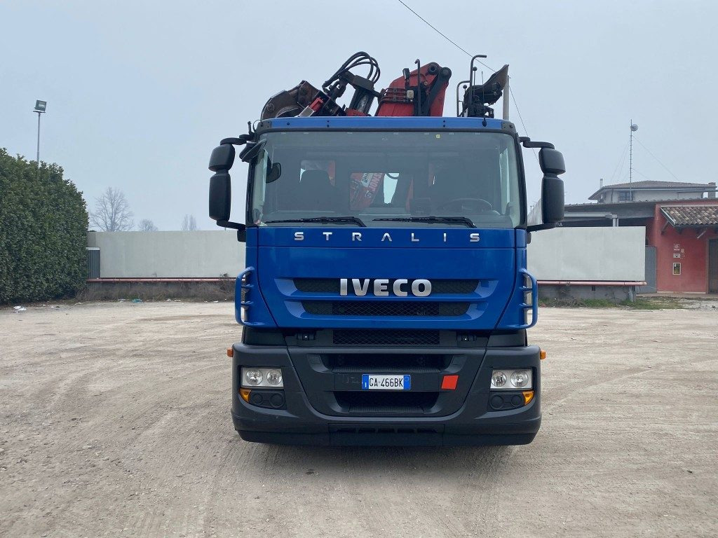 IVECO STRALIS 260.450 SCARRABILE CON GRU - Krokbil: bilde 2 IVECO STRALIS 260.450 SCARRABILE CON GRU - Krokbil: bilde 2