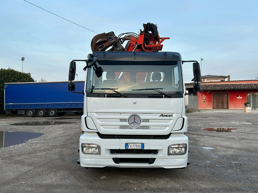 MERCEDES-BENZ MERCEDES AXOR 2533 SCARRABILE CON GRU E POLIPO - Krokbil: bilde 1 MERCEDES-BENZ MERCEDES AXOR 2533 SCARRABILE CON GRU E POLIPO - Krokbil: bilde 1