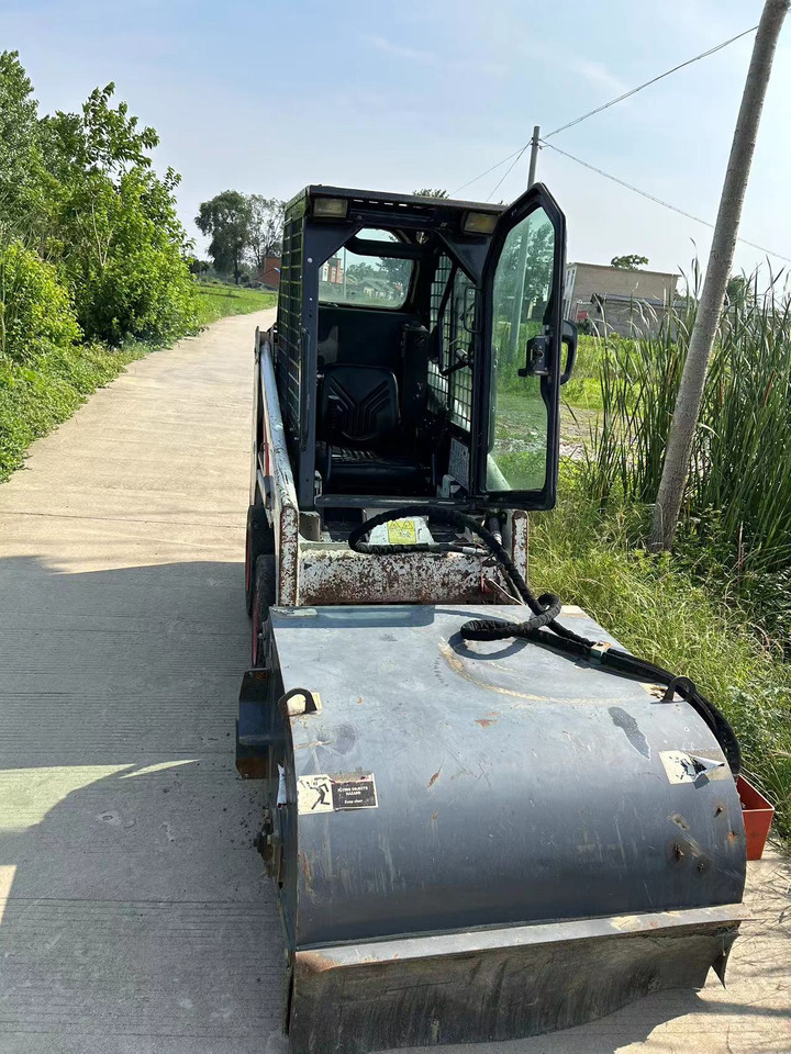 BOBCAT S70 Sliding Sweeper Click for Discount - Kompaktlaster: bilde 1 BOBCAT S70 Sliding Sweeper Click for Discount - Kompaktlaster: bilde 1