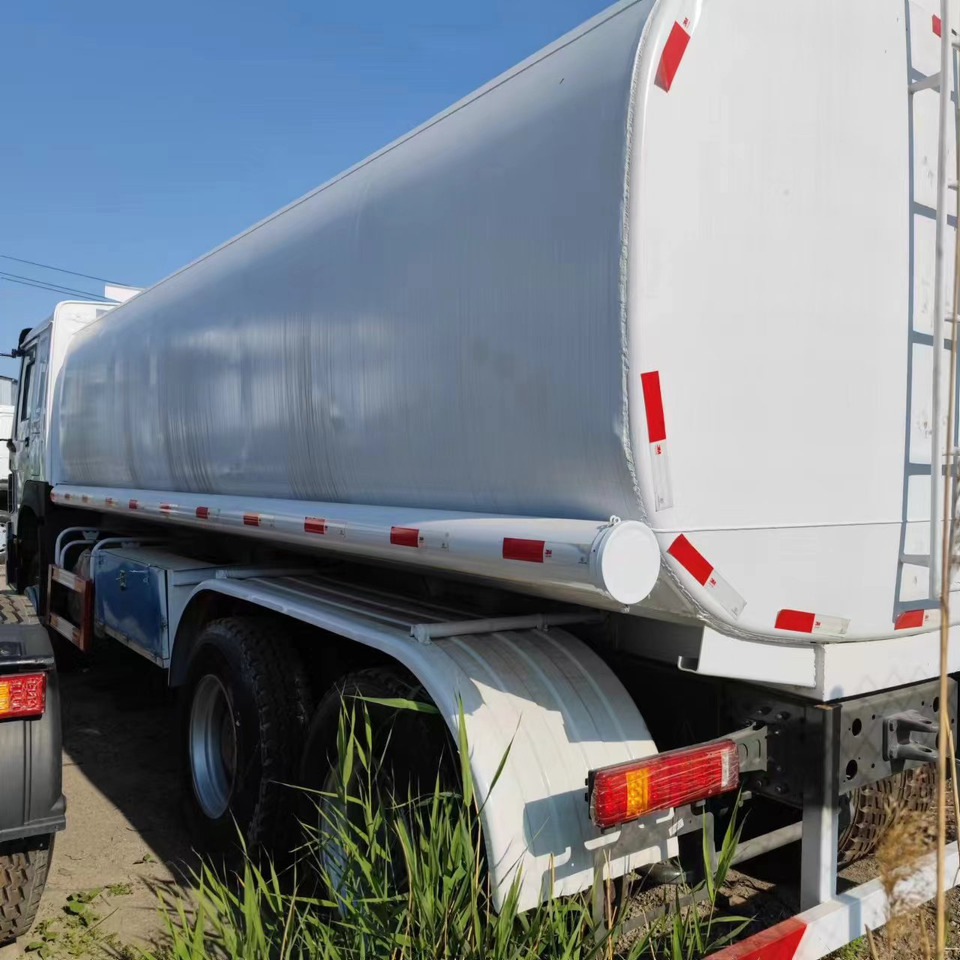 SINOTRUK HOWO 371 Fuel Tanker Truck Reliable Tanker Vehicle - Tankbil: bilde 5 SINOTRUK HOWO 371 Fuel Tanker Truck Reliable Tanker Vehicle - Tankbil: bilde 5
