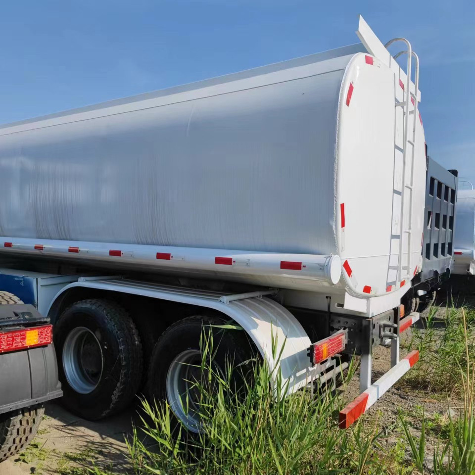 SINOTRUK HOWO 371 Fuel Tanker Truck Reliable Tanker Vehicle - Tankbil: bilde 1 SINOTRUK HOWO 371 Fuel Tanker Truck Reliable Tanker Vehicle - Tankbil: bilde 1