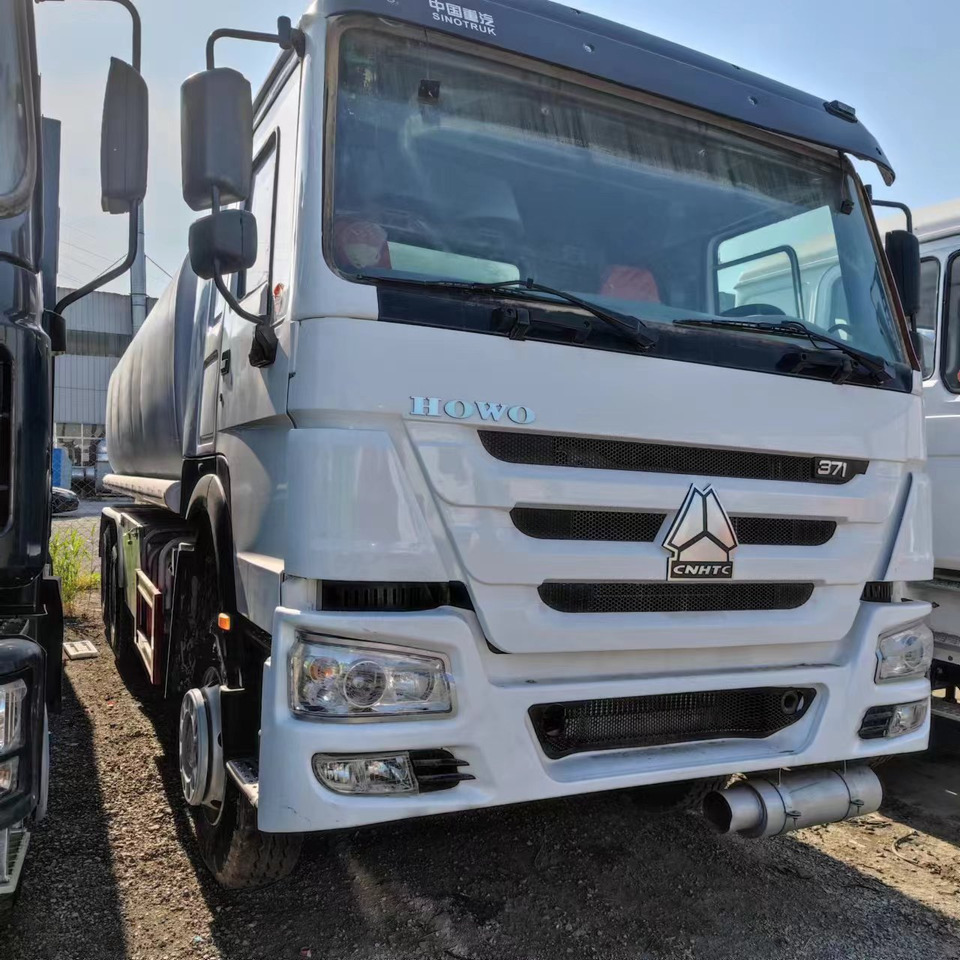 SINOTRUK HOWO 371 Fuel Tanker Truck Reliable Tanker Vehicle - Tankbil: bilde 3 SINOTRUK HOWO 371 Fuel Tanker Truck Reliable Tanker Vehicle - Tankbil: bilde 3