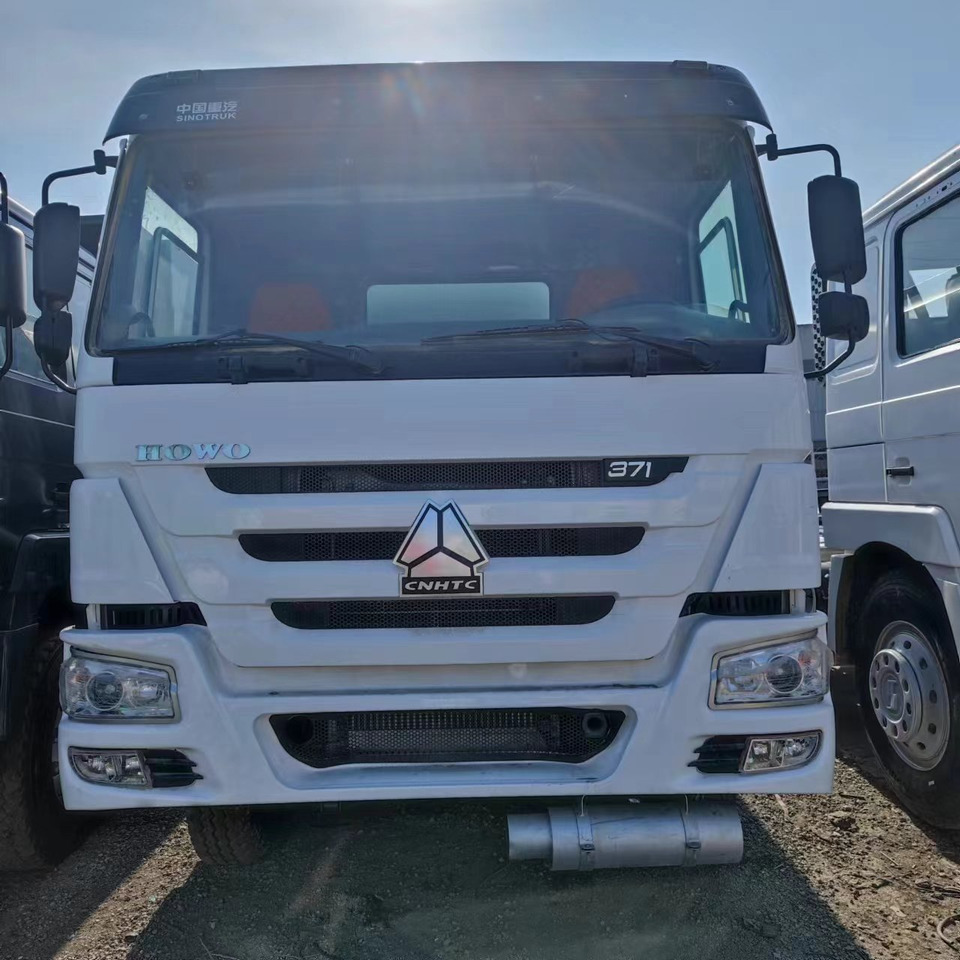 SINOTRUK HOWO 371 Fuel Tanker Truck Reliable Tanker Vehicle - Tankbil: bilde 2 SINOTRUK HOWO 371 Fuel Tanker Truck Reliable Tanker Vehicle - Tankbil: bilde 2
