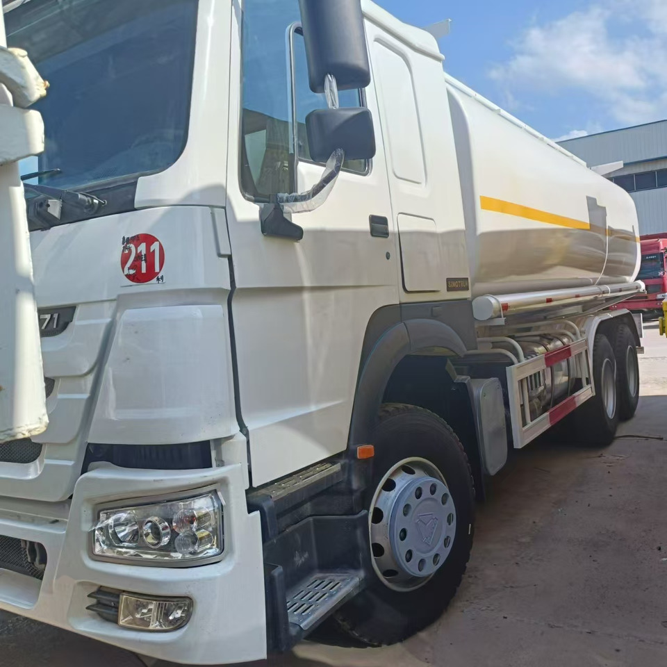 SINOTRUK HOWO 371 - Tankbil: bilde 1 SINOTRUK HOWO 371 - Tankbil: bilde 1