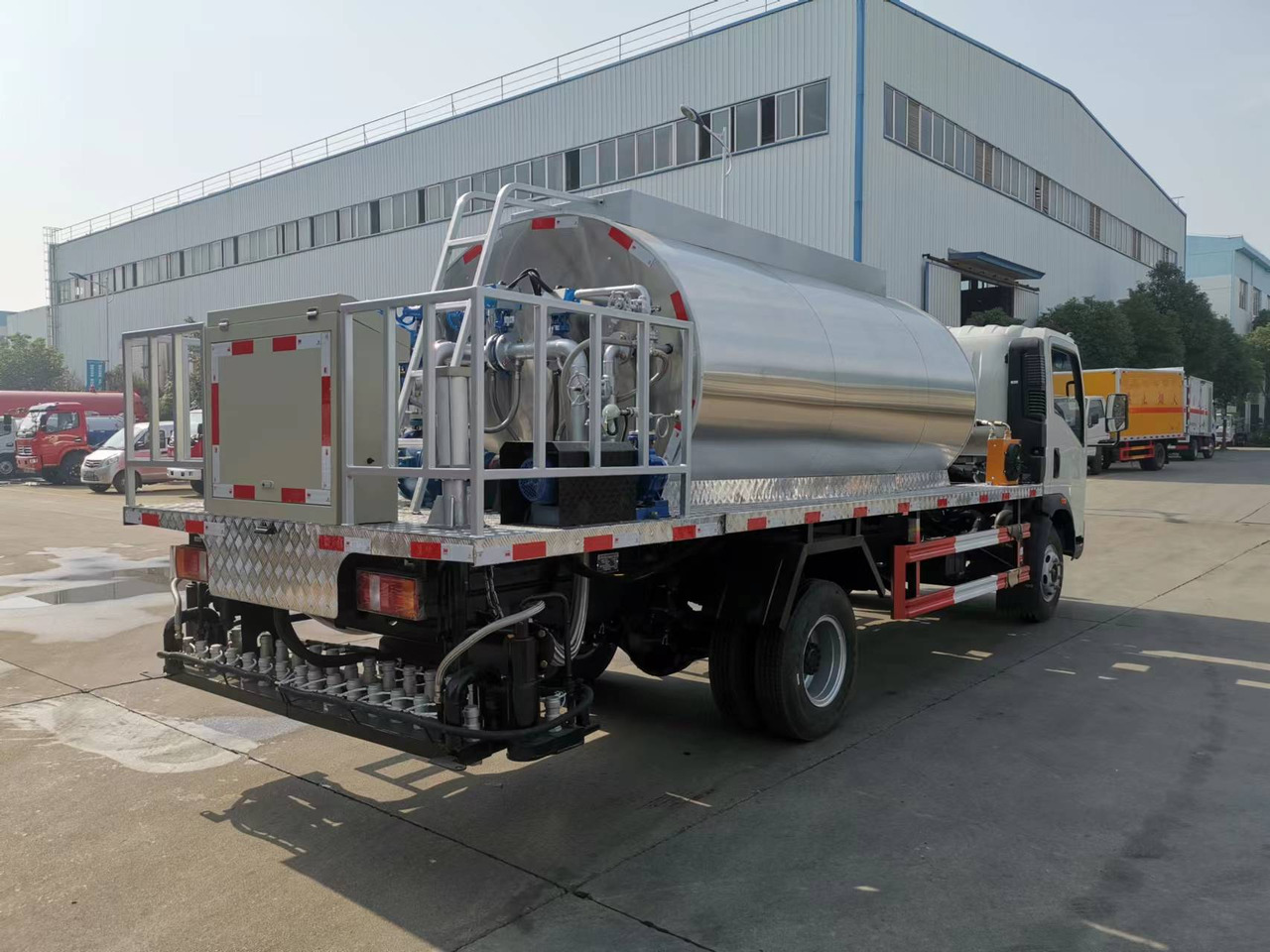 SINOTRUK HOWO CLICK HERE FOR DISCOUNT - Bitumensprøyte: bilde 4 SINOTRUK HOWO CLICK HERE FOR DISCOUNT - Bitumensprøyte: bilde 4