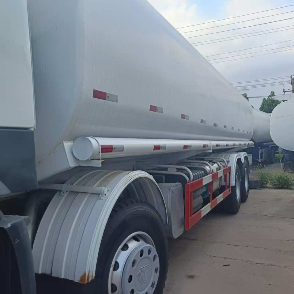 SINOTRUK Howo 371 Fuel Tanker Click Here For DISCOUNT - Tankbil: bilde 4 SINOTRUK Howo 371 Fuel Tanker Click Here For DISCOUNT - Tankbil: bilde 4