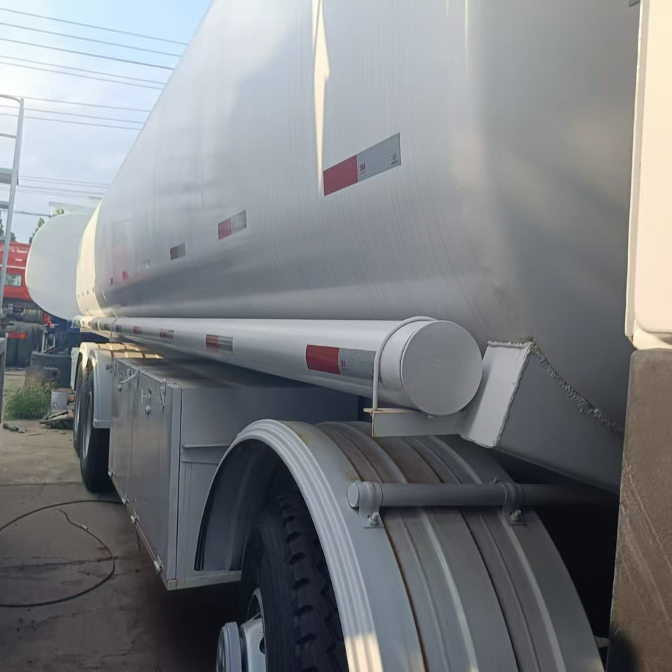 SINOTRUK Howo 371 Fuel Tanker Click Here For DISCOUNT - Tankbil: bilde 5 SINOTRUK Howo 371 Fuel Tanker Click Here For DISCOUNT - Tankbil: bilde 5