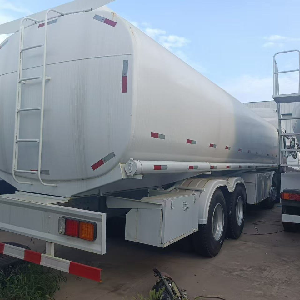 SINOTRUK Howo 371 Fuel Tanker Click Here For DISCOUNT - Tankbil: bilde 1 SINOTRUK Howo 371 Fuel Tanker Click Here For DISCOUNT - Tankbil: bilde 1