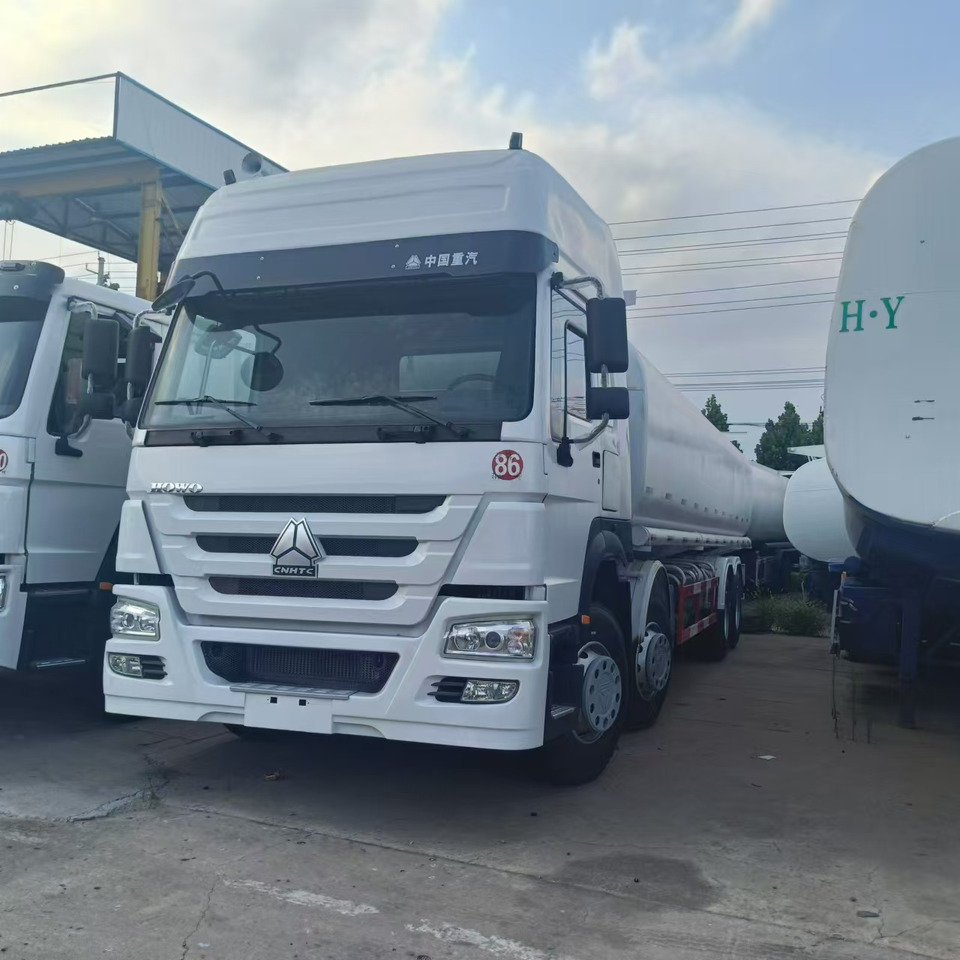 SINOTRUK Howo 371 Fuel Tanker Click Here For DISCOUNT - Tankbil: bilde 2 SINOTRUK Howo 371 Fuel Tanker Click Here For DISCOUNT - Tankbil: bilde 2