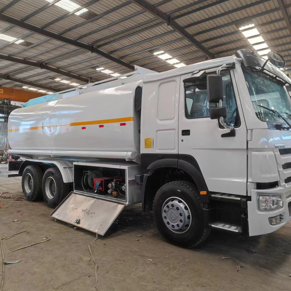 Sinotruck HOWO 371 Fuel Tanker Large Capacity Fuel Vehicle - Tankbil: bilde 1 Sinotruck HOWO 371 Fuel Tanker Large Capacity Fuel Vehicle - Tankbil: bilde 1