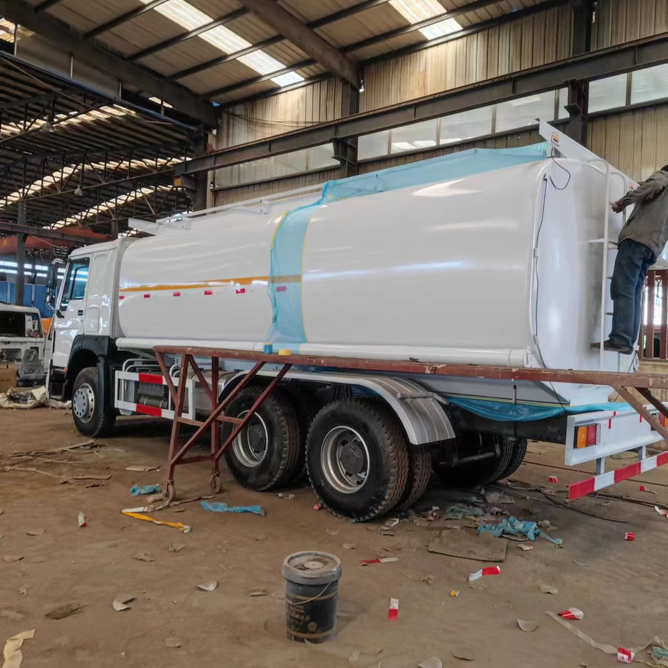 Sinotruck HOWO 371 Fuel Tanker Large Capacity Fuel Vehicle - Tankbil: bilde 4 Sinotruck HOWO 371 Fuel Tanker Large Capacity Fuel Vehicle - Tankbil: bilde 4