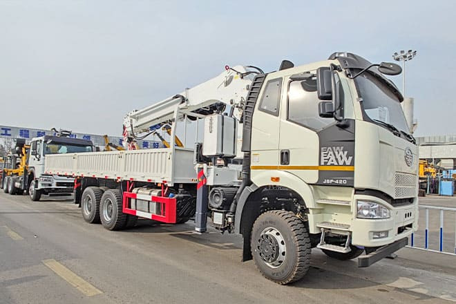 FAW FAW Truck Mounted Crane with Hydraulic Boom for Sale in Kuwait - Kranbil: bilde 1 FAW FAW Truck Mounted Crane with Hydraulic Boom for Sale in Kuwait - Kranbil: bilde 1