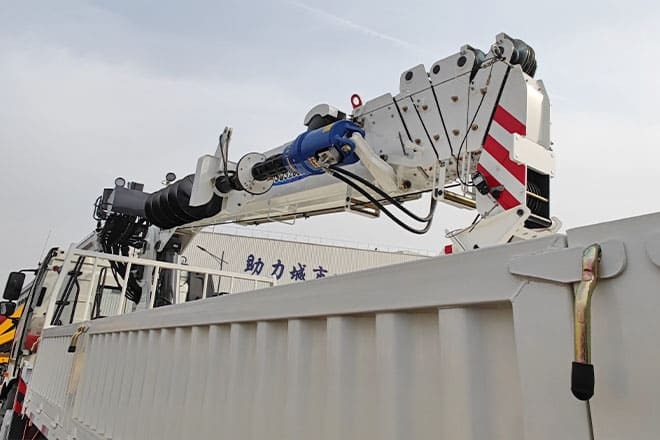 FAW FAW Truck Mounted Crane with Hydraulic Boom for Sale in Kuwait - Kranbil: bilde 2 FAW FAW Truck Mounted Crane with Hydraulic Boom for Sale in Kuwait - Kranbil: bilde 2