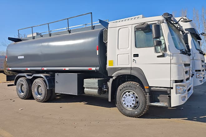 SINOTRUK 2025 New Howo Oil Tanker Trucks for Sale in Congo - Tankbil: bilde 1 SINOTRUK 2025 New Howo Oil Tanker Trucks for Sale in Congo - Tankbil: bilde 1