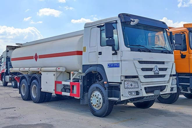 SINOTRUK Howo 400 Diesel Tanker Truck for Sale in Nigeria - Tankbil: bilde 1 SINOTRUK Howo 400 Diesel Tanker Truck for Sale in Nigeria - Tankbil: bilde 1