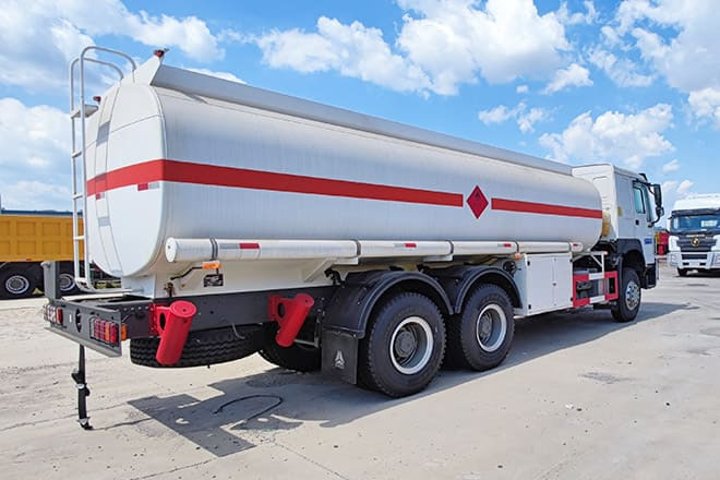 SINOTRUK Howo 400 Diesel Tanker Truck for Sale in Nigeria - Tankbil: bilde 4 SINOTRUK Howo 400 Diesel Tanker Truck for Sale in Nigeria - Tankbil: bilde 4