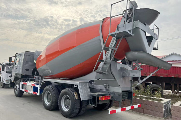 SINOTRUK New HOWO 371HP Concrete Mixer Truck 6x4 - Betongutstyr: bilde 2 SINOTRUK New HOWO 371HP Concrete Mixer Truck 6x4 - Betongutstyr: bilde 2