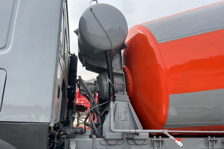 SINOTRUK New HOWO 371HP Concrete Mixer Truck 6x4 - Betongutstyr: bilde 4 SINOTRUK New HOWO 371HP Concrete Mixer Truck 6x4 - Betongutstyr: bilde 4