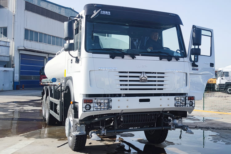 SINOTRUK Sinotruk Water Tanker Truck for Sale in Jamaica - Tankbil: bilde 1 SINOTRUK Sinotruk Water Tanker Truck for Sale in Jamaica - Tankbil: bilde 1