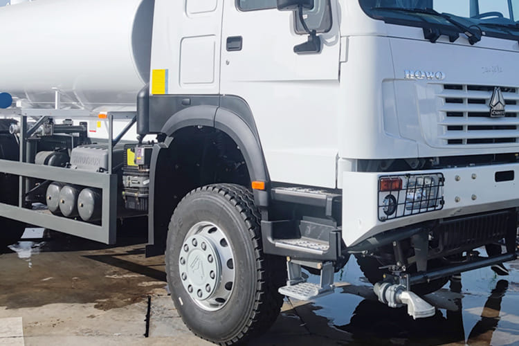 SINOTRUK Sinotruk Water Tanker Truck for Sale in Jamaica - Tankbil: bilde 4 SINOTRUK Sinotruk Water Tanker Truck for Sale in Jamaica - Tankbil: bilde 4