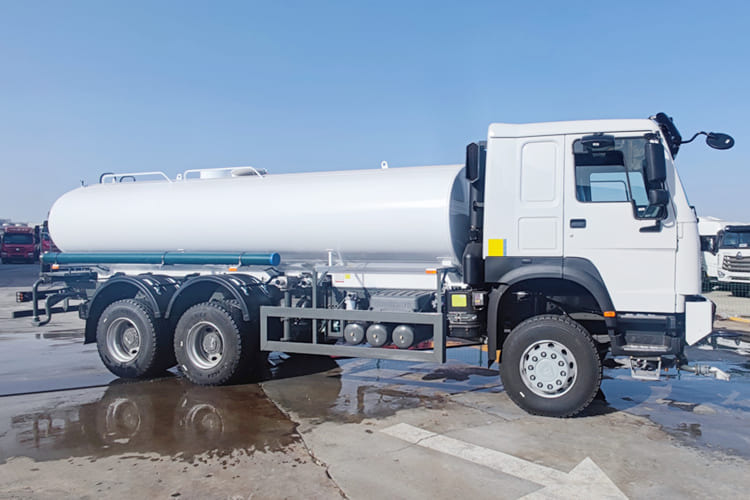 SINOTRUK Sinotruk Water Tanker Truck for Sale in Jamaica - Tankbil: bilde 3 SINOTRUK Sinotruk Water Tanker Truck for Sale in Jamaica - Tankbil: bilde 3