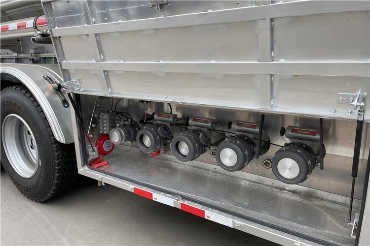 TITAN 3 Axle 45000 L Aluminum Fuel Tanker Trailer for Sale In Zimbabwe - Tanksemi: bilde 4 TITAN 3 Axle 45000 L Aluminum Fuel Tanker Trailer for Sale In Zimbabwe - Tanksemi: bilde 4